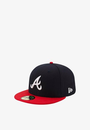 Gorra de béisbol azul marino con visera roja, que presenta un logotipo bordado en blanco con la letra "A" en la parte frontal y el logotipo de New Era en el lado.