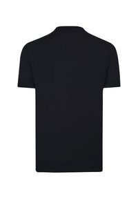 Polo de manga corta negro, hecho de una tela suave, con un collar clásico, bordes acanalados y un corte recto. Sin patrones ni acentos visibles.