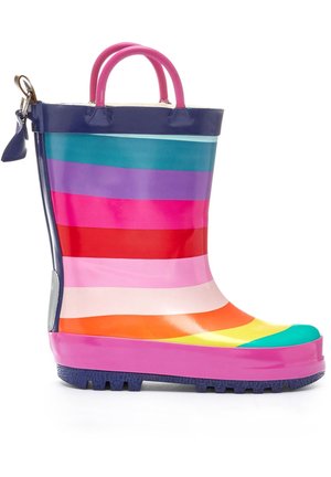 Botte de pluie pour enfant avec des rayures horizontales arc-en-ciel, semelle marine, bordure marine et deux poignées roses sur le dessus pour un enfilage facile.