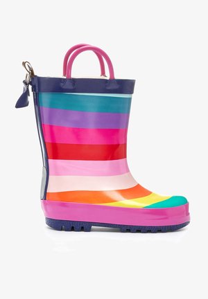 Botte de pluie pour enfant avec des rayures horizontales arc-en-ciel, semelle marine, bordure marine et deux poignées roses sur le dessus pour un enfilage facile.