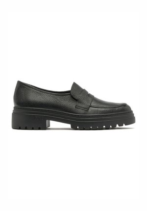 Mocassin en cuir noir avec semelle à gros crampons et petit talon, avec un détail de bride à l’avant.