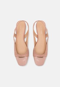 Ροζ ροζ σανδάλια slingback με σουέτ πάνω μέρος και πατινέ μύτη, με ανοιχτές πλευρές και επίπεδο τακούνι.