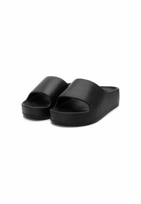 Chanclas de plataforma negras hechas de material texturizado, con un diseño de punta abierta y correas anchas en la parte superior para mayor comodidad.