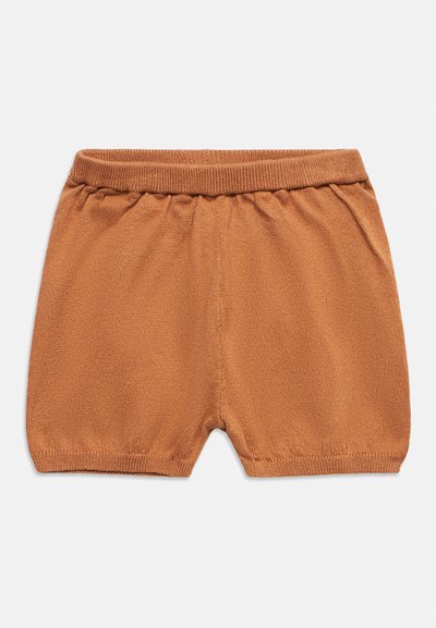 Μαλακό πλεκτό καφέ σορτς για νήπια με ελαστική μέση και ριμπ μανσέτες σε λευκό φόντο.