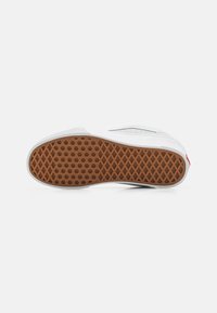Sneaker bianco con suola in gomma texturizzata a motivo esagonale e suola esterna in tonalità sabbia con finitura texturizzata.