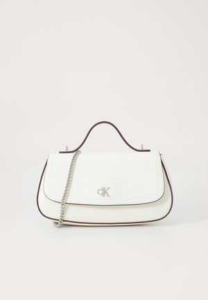 Bolso de piel blanca con ribetes marrones, que presenta una cadena plateada y un acento de logo en la parte delantera. Textura suave, diseño estructurado.