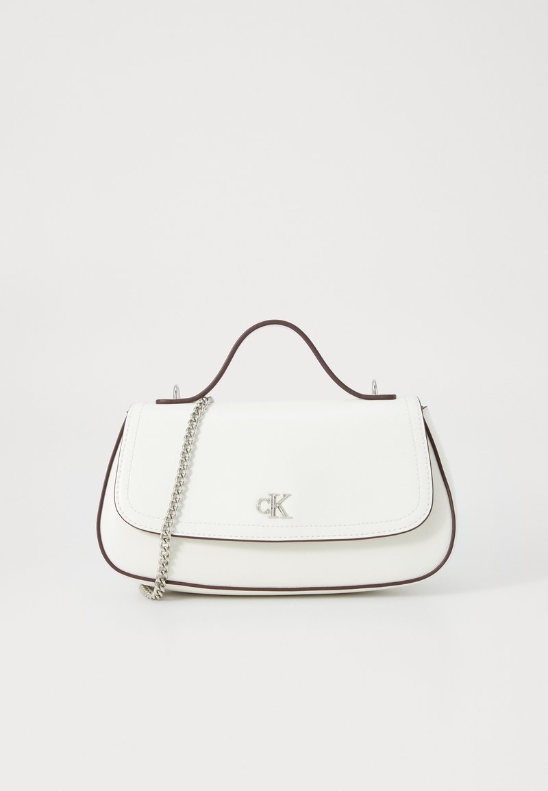 Sac à main en cuir blanc avec des bordures marron, doté d'une chaîne argentée et d'un accent logo à l'avant. Texture lisse, design structuré.