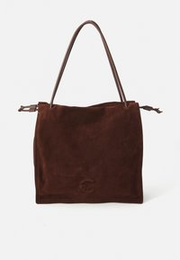 Borsa in suede marrone con una texture morbida, forma rettangolare e due manici sottili, caratterizzata da cuciture minime e un dettaglio del logo impresso.