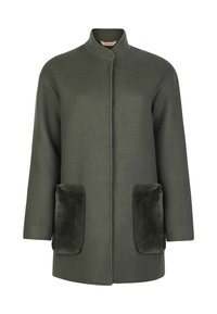 Grön ullkappa med mandarinkrage, som har två sidor med fuskpälsfickor och en knappstängning. Slät textur, medellång design.