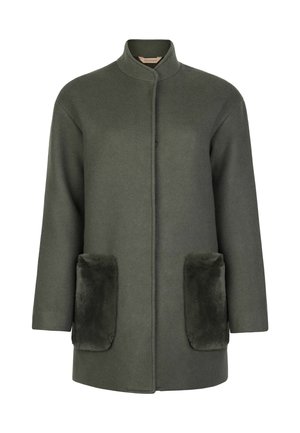 Grüner Wollmantel mit Stehkragen, ausgestattet mit zwei seitlichen Taschen aus Kunstfell und einem einzelnen Knopfverschluss. Glatte Textur, mittellanges Design.