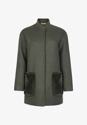 Grüner Wollmantel mit Stehkragen, ausgestattet mit zwei seitlichen Taschen aus Kunstfell und einem einzelnen Knopfverschluss. Glatte Textur, mittellanges Design.