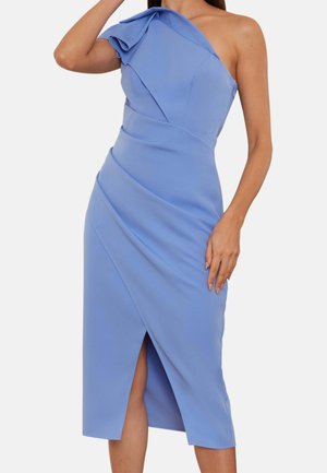 Vestido midi azul claro de un solo hombro con detalle de volantes en el hombro y una abertura frontal, llevado por una modelo femenina.