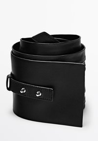 Czarny skórzany pasek zwinięty z przeszywaną taśmą, zabezpieczony dwoma srebrnymi nitami na jednolitym białym tle.