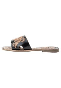 Zwarte slip-on sandaal met een geperforeerd bloemmotief op de band, een gladde leren afwerking en een gelamineerde tan binnenzool.