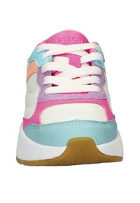 Multicolore sneaker met witte, roze, lichtblauwe, oranje en paarse panelen; heeft witte veters en een gestructureerde zool.