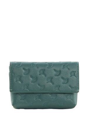 Pochette in pelle verde con motivi a ventaglio in rilievo e chiusura a patta, mostrata su uno sfondo bianco.