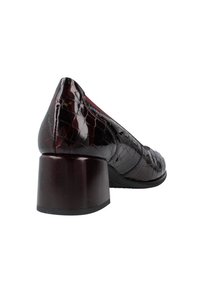 Zapatos de tacón de charol burdeos oscuro con un patrón de cocodrilo texturizado, puntera redondeada y tacón grueso.