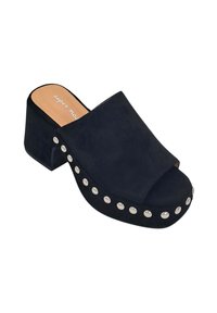 Sabot en suede noir avec un talon épais et une ouverture à l'avant, orné de clous en argent sur le côté. La semelle est légèrement arrondie.
