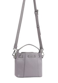 Grijze leren handtas met een gestructureerde vorm, korte bovenhandgreep en een afneembare lange schouderband. Bevat minimale stiksels en zilverkleurige hardware.