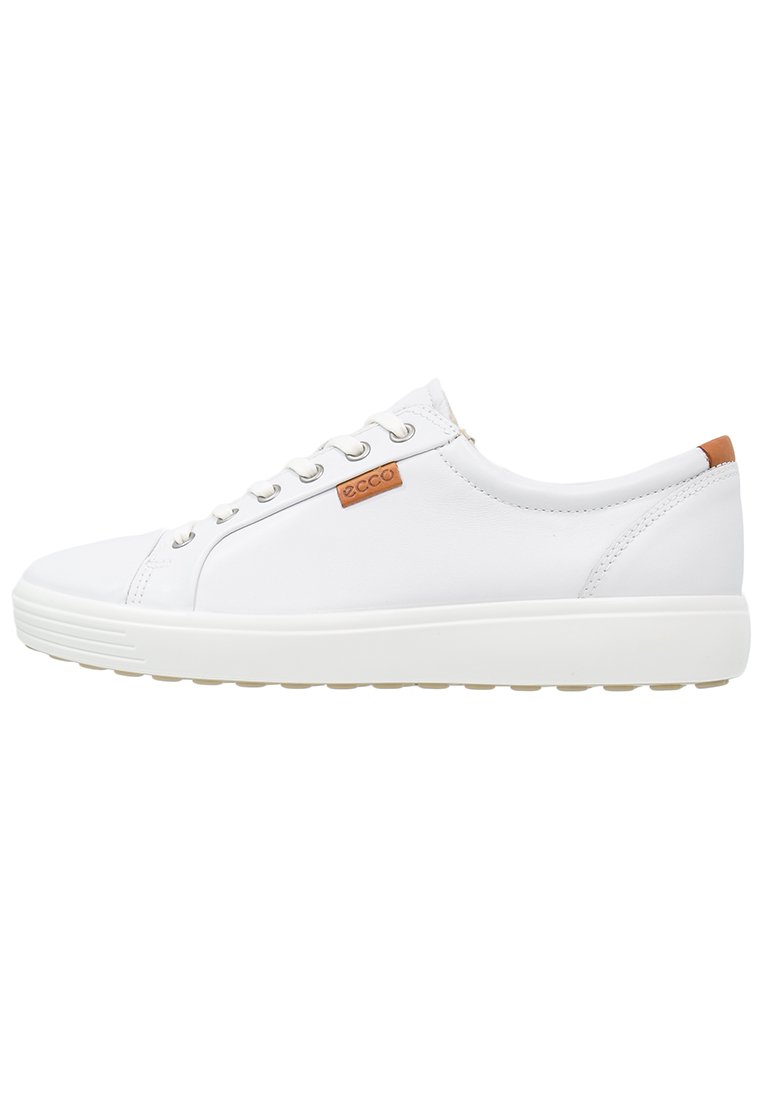 Weiße Leder-Sneaker mit glatter Oberfläche, runder Zehenpartie und braunen Akzenten. Verfügt über silberne Ösen und eine dicke weiße Gummisohle.
