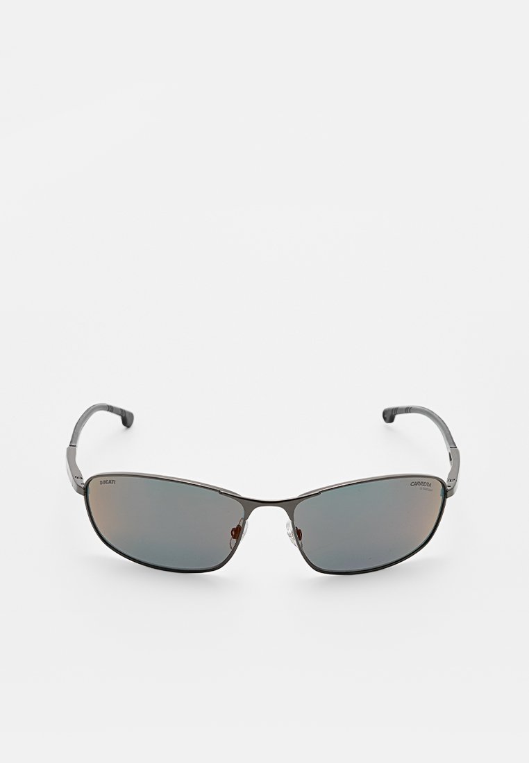 Lunettes de soleil avec une monture grise élégante, des verres ovales allongés et une teinte miroir gris foncé. Présente des accents en métal et des branches courbées.