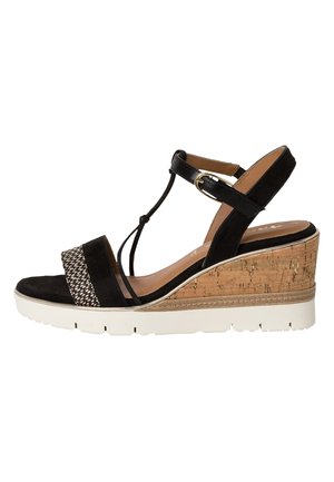 Sort kile sandal med korkhæL, hvid sål, ankelrem med guldlås og vævet detalje på frontremmen.