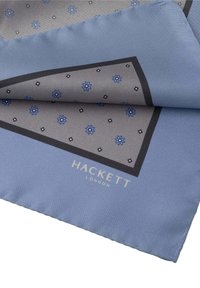 Jedwabna poszetka w jasnoniebieskim kolorze z szarymi akcentami, z kwiatowym wzorem i czarną lamówką. Logo "HACKETT LONDON" w złotym kolorze.