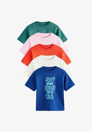 Vijf katoenen T-shirts in groen, roze, oranje, wit en blauw; het blauwe T-shirt heeft een lichtblauw "Surf Skate Club" grafisch ontwerp.