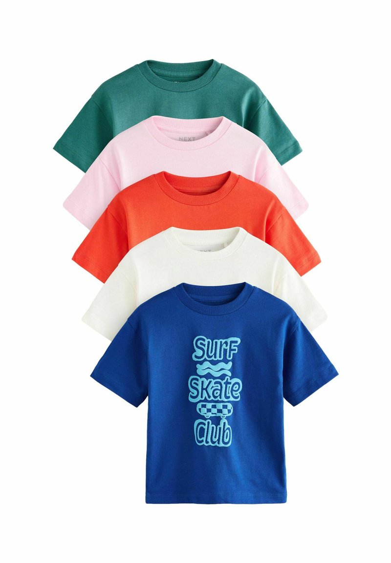 Viisi puuvillapaitaa vihreänä, vaaleanpunaisena, oranssina, valkoisena ja sinisenä; sinisessä paidassa on vaaleansinisellä "Surf Skate Club" -grafiikka.
