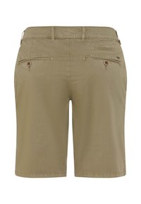 Shorts en coton beige kaki avec passants pour ceinture, deux poches arrière boutonnées et une petite poche passepoilée sur le côté droit.
