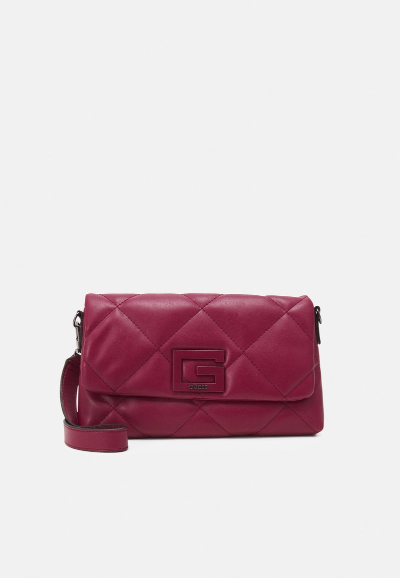 Sac à bandoulière matelassé rose foncé avec fermeture à rabat, grand logo G embossé et sangle réglable, présenté sur un fond blanc uni.