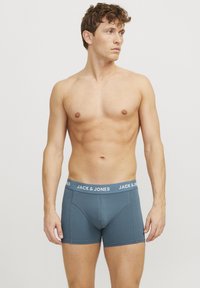 Herren Teal Boxer Shorts mit einem elastischen Bund mit Logo und weißem Text, glattem Stoff, figurbetontem Design und flachen Nähten.