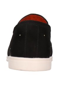 Zwarte suède instap schoenen met witte rubberen zolen, voorzien van subtiele stiksels en een oranje binnenvoering. Eenvoudig ontwerp met minimale accenten.