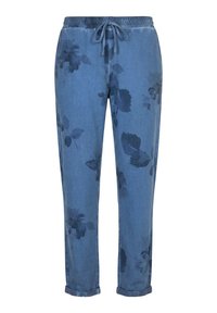 Blå afslappede bukser med opkrogede manchetter, elastisk taljebånd, snøre og diskret mørkt blomsterprint spredt over hele bukserne.