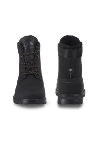 Schwarze Schneestiefel mit einer strukturierten Oberfläche, Futter aus Kunstfell und kontrastierenden Schnürsenkeln. Robuste Sohle für Halt und Langlebigkeit.