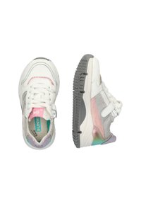 Baskets blanches avec un panneau en maille grise texturée et des accents pastel. Dotées d'une sangle Velcro et d'une semelle en caoutchouc avec une adhérence texturée.