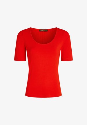 Top rojo de manga corta con textura acanalada, escote redondo y una etiqueta King Louie en la parte posterior del cuello.