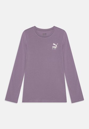 Lila Langarmshirt aus weichem Stoff. Mit einem weißen Puma-Logo auf der linken Brust. Rundhalsausschnitt mit lockerer Passform.