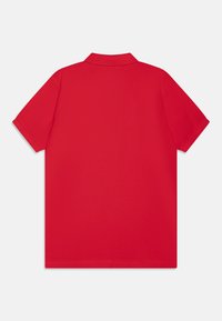 Röd kortärmad polo med krage. Slät, enhetlig textur utan mönster. Rak fåll och ren finish.