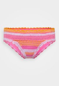 Bikini-Unterteil im Häkelstil mit mehreren horizontalen Streifen in verschiedenen Schattierungen von Rosa, Orange und Weiß, mit gewellten Kanten und weicher Textur.
