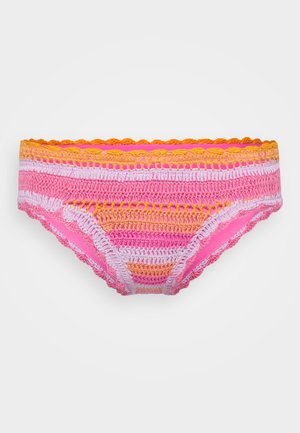 Bikini w stylu szydełkowym z wieloma poziomymi paskami w odcieniach różu, pomarańczy i bieli, z falbankami na brzegach i miękką teksturą.