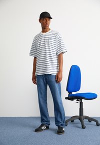 adidas Originals 80S LOOSE STRIPED - T-shirts med print - off white