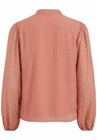 Rosa blus med ett texturerat fiskbensmönster, långa puffärmar och en liten krage. Tyget är lätt och något genomskinligt.