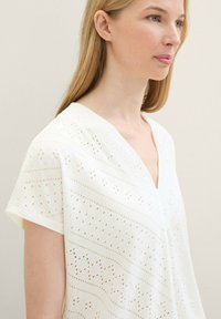 TOM TAILOR MIT LOCHMUSTER - Jednoduché tričko - whisper white