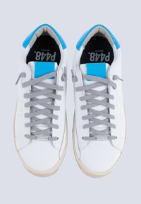 Weiße Ledersneaker mit grauen Schnürsenkeln, blauen Akzenten an der Zunge und einer strukturierten Sohle. Enthält ein "PROJECT SUSTAINABILITY"-Etikett in der Nähe der Schnürsenkel.