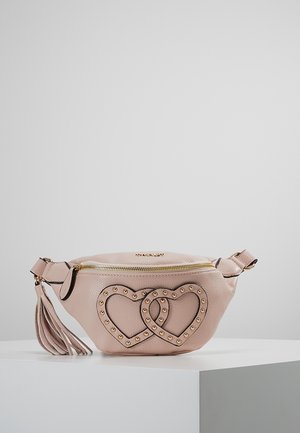 Brzoskwiniowo-różowa skórzana nerka z złotym zamkiem błyskawicznym, ozdobnymi podwójnymi ćwiekami w kształcie serca oraz dopasowanym skórzanym chwostem na bocznym pasku.