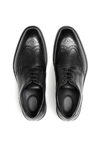 Chaussures oxford en cuir noir avec une finition lisse, un design à bout aile, des perforations décoratives et six œillets pour le laçage.
