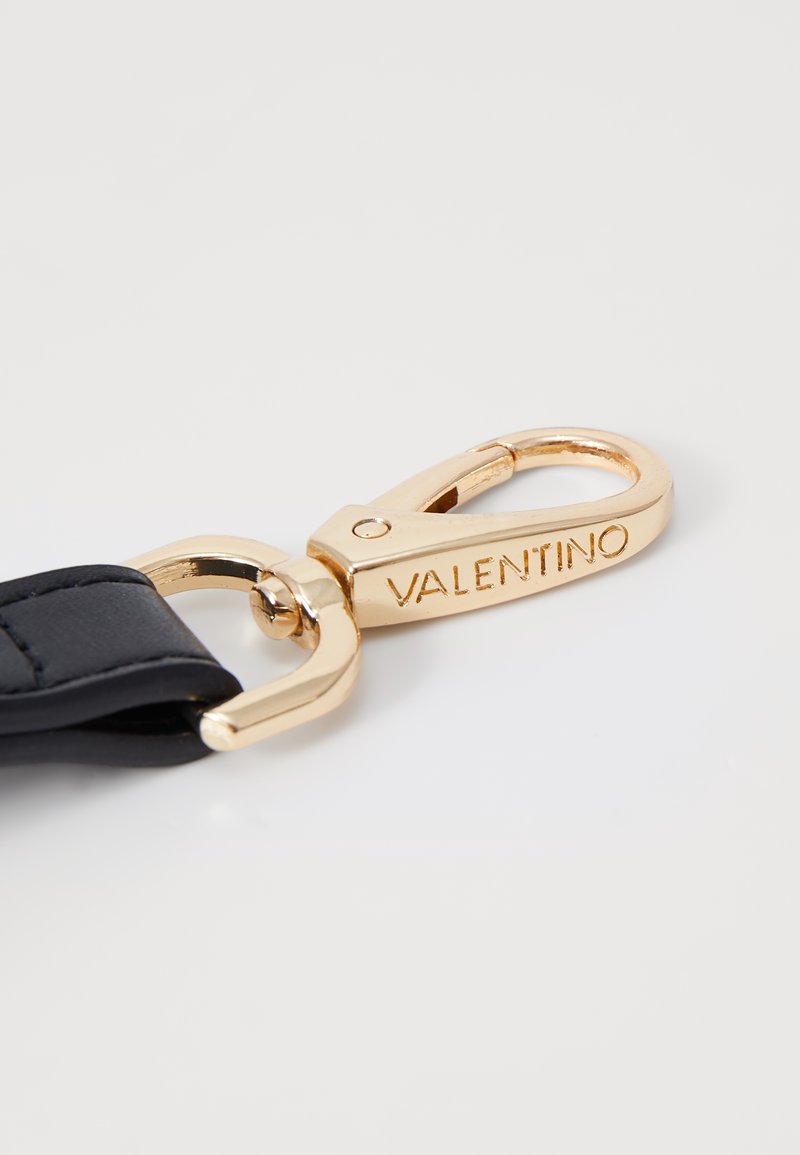 Sangle en cuir noir avec un fermoir en métal doré en forme de mousqueton, gravé de "VALENTINO", mettant en avant un design épuré et une finition brillante.