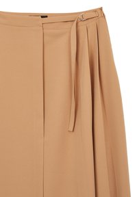 Gonna plissettata beige con una texture liscia, dotata di passanti per cintura e un sottile laccio in vita. Design semplice, senza motivi o accenti visibili.