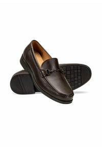 Brązowe skórzane mokasyny o eleganckim designie, z dekoracyjnym akcentem w postaci łańcuszka oraz teksturowaną gumową podeszwą dla lepszego gripu.